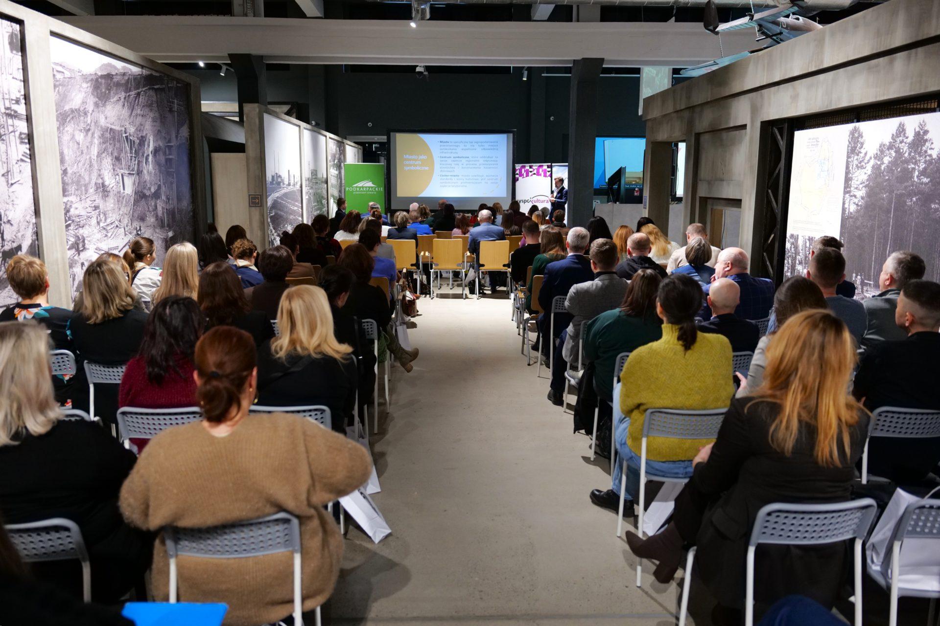 Fotorelacja z konferencji „Uczyć (się) miejsca, czyli tradycje i współczesne perspektywy edukacji regionalnej”